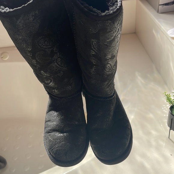 Women’s Ugg black metallic boots 8 - Picture 2 of 5